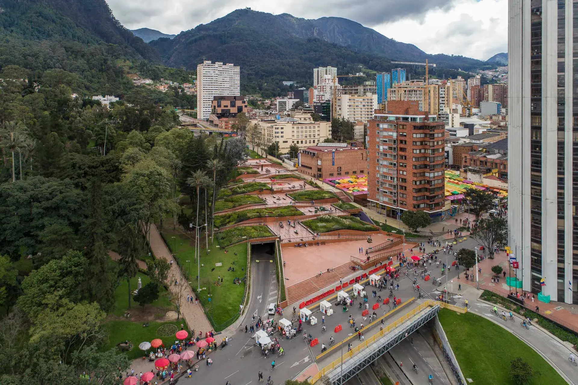 Ciudadanos disfrutando de las áreas verdes y el mirador urbano del Parque Bicentenario.